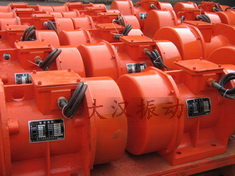 YZS振動(dòng)電機(jī)：加裝防護(hù)外殼，密封性強(qiáng)不易損壞。