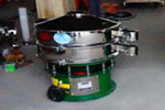 800型單層三次元振動(dòng)篩，產(chǎn)量可達(dá)800kg/h。
